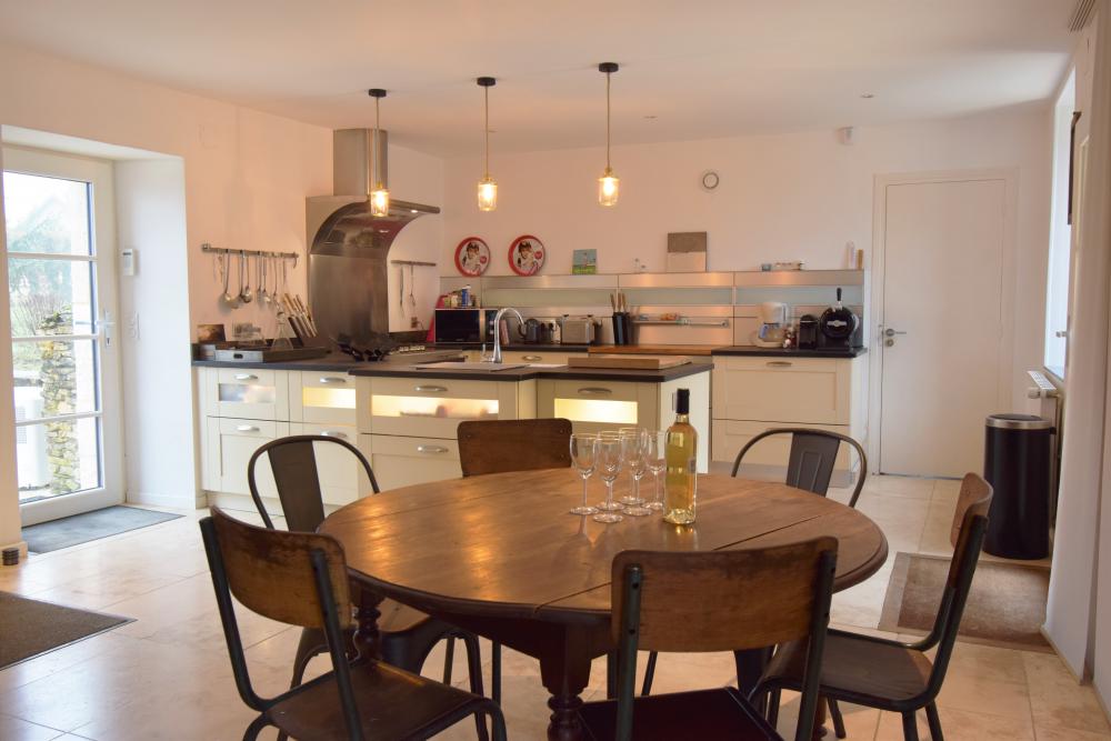 La maison principale : la cuisine et espace repas 