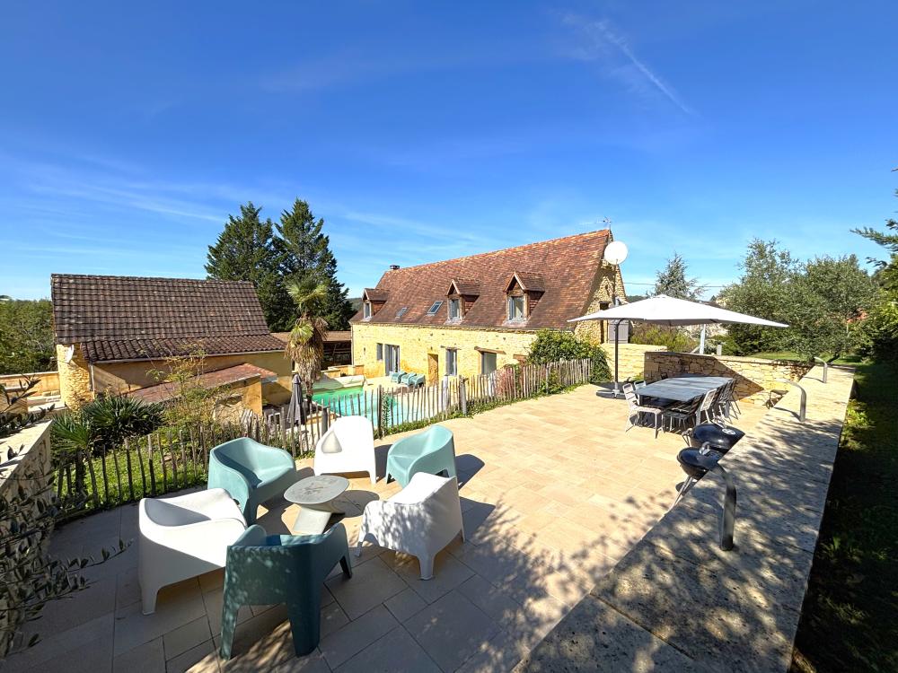 Vue sur la Longere et le gite depuis la terrasse surplombant la piscine 