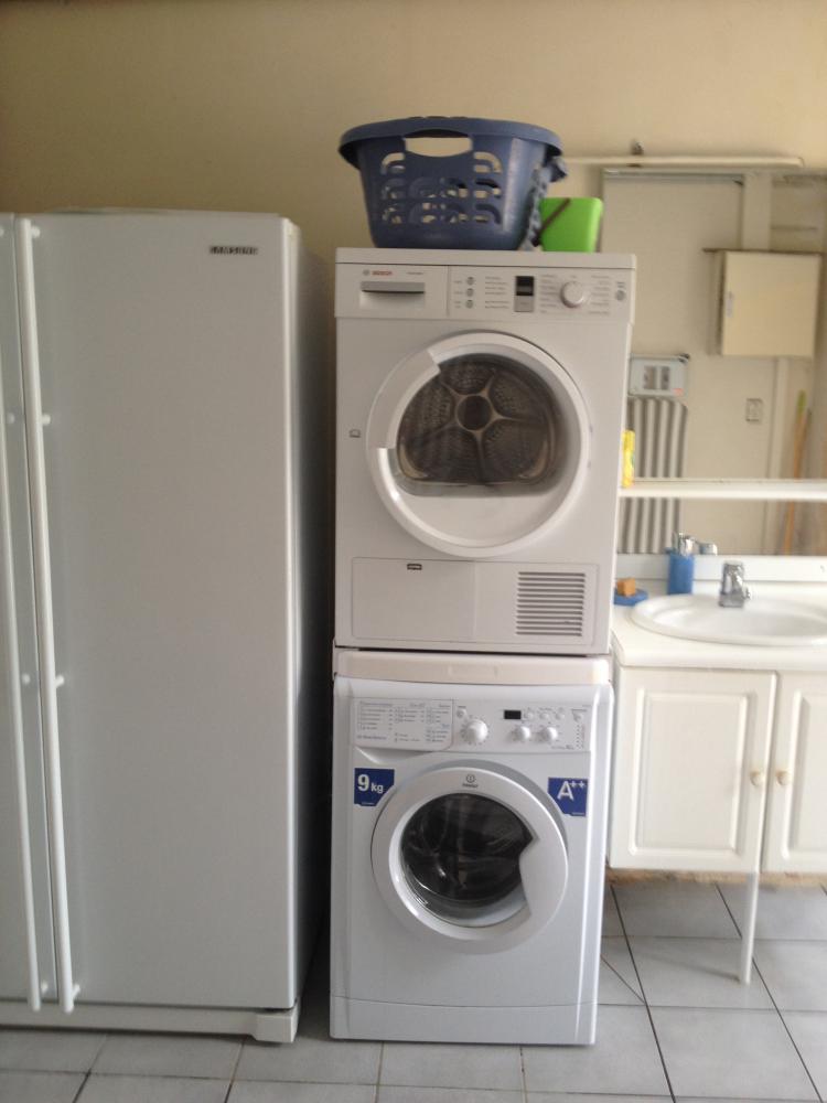 La buanderie avec lave linge et seche linge
