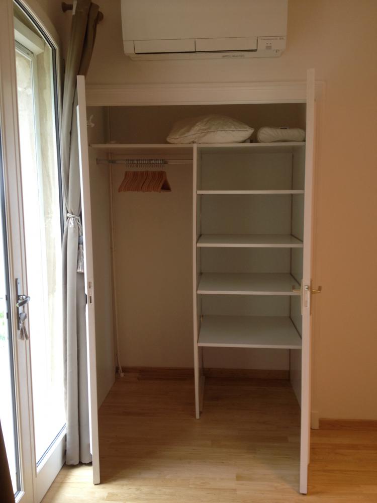chaque chambre bénéficie d'un grand espace de rangement/penderie et de la climatisation