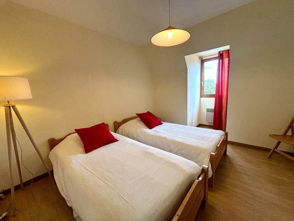 La première chambre avec deux lits simples à l'étage 