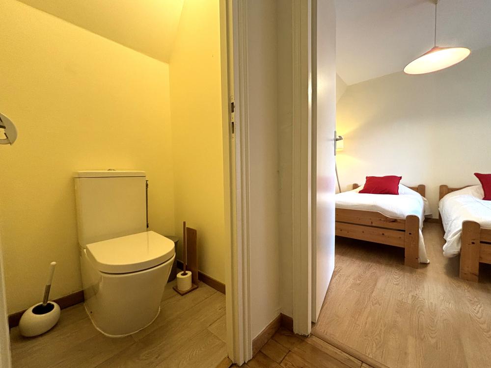 Les toilettes à l'étage 