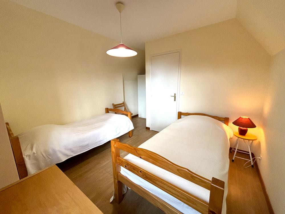La seconde chambre avec deux lits simples à l'étage 