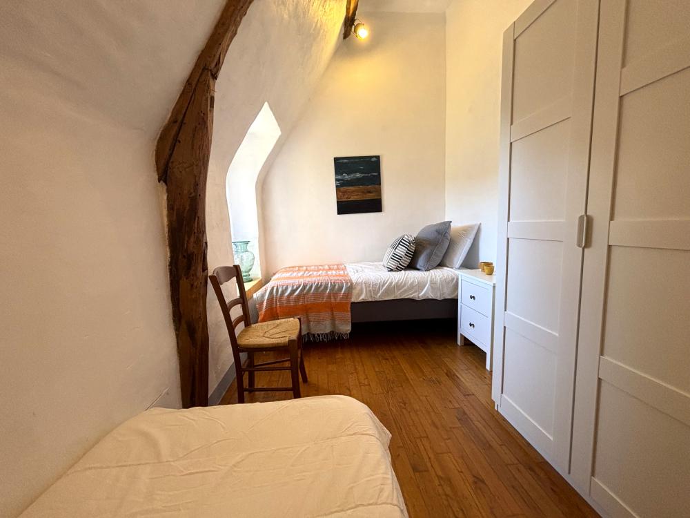 La chambre avec deux lits simples