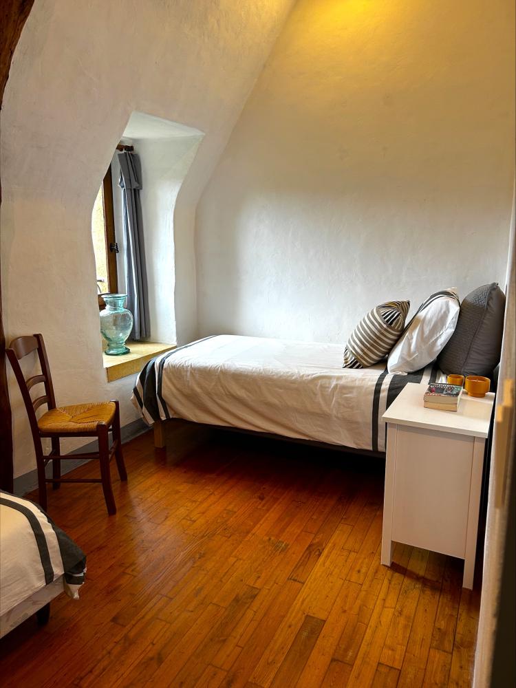 La chambre avec deux lits simples