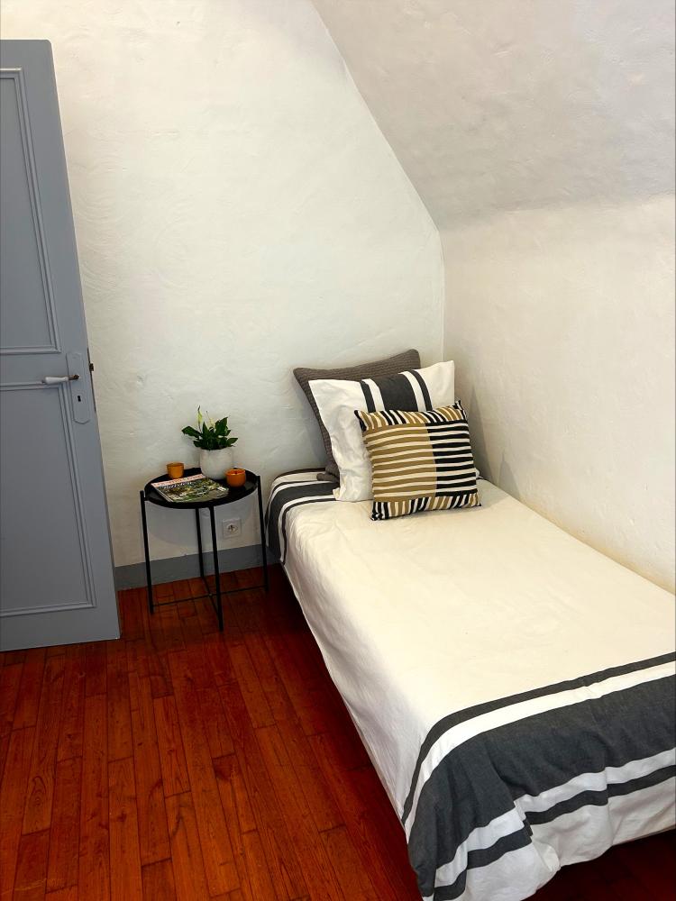 La chambre avec deux lits simples