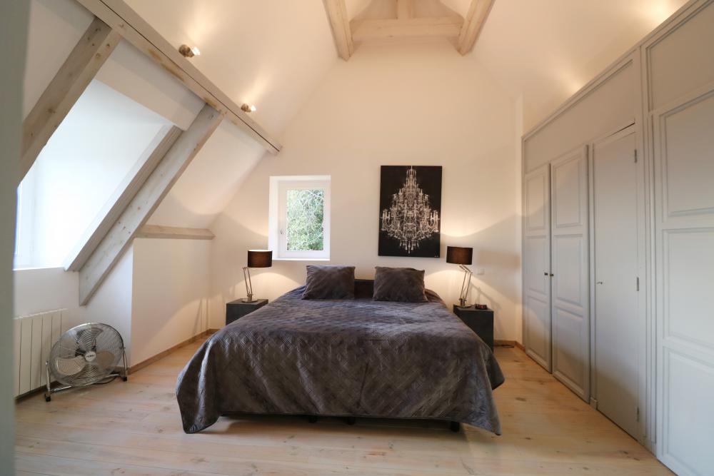La chambre avec lit double à l'étage 