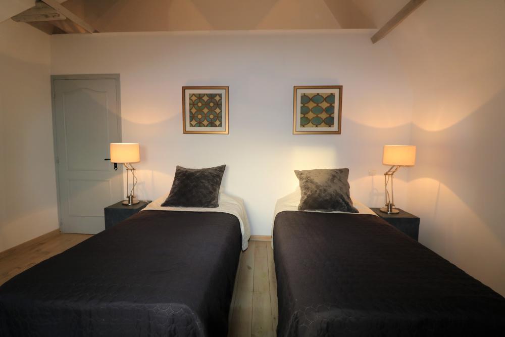 La chambre avec deux lits simples 