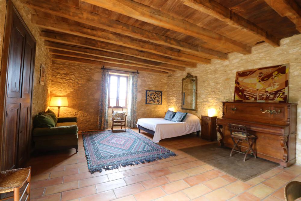 La maison au toit de lauzes offre une superbe chambre de 50m²