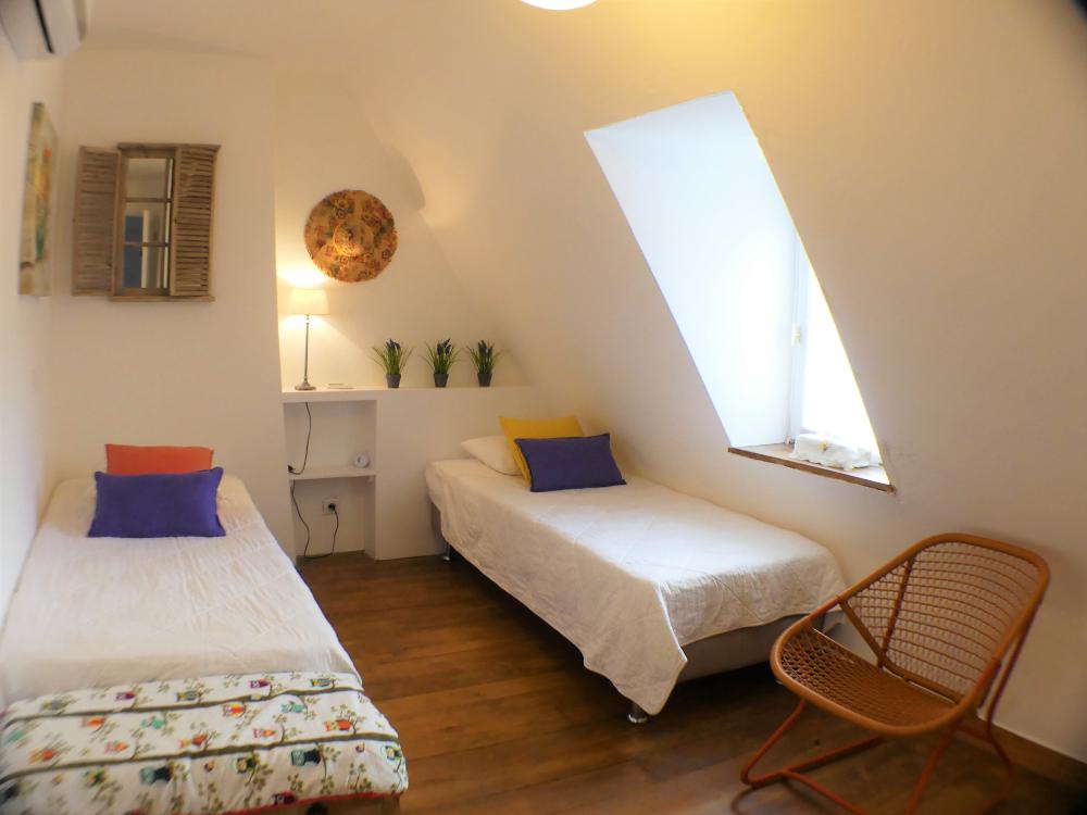 la première chambre avec deux lits simples