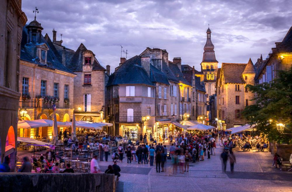 la ville médiéval de Sarlat, joyaux du périgord, à 5km 