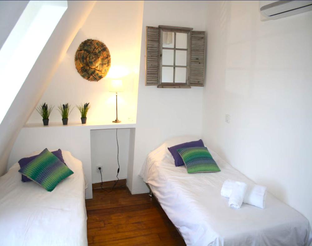 la seconde chambre avec deux lits simples 