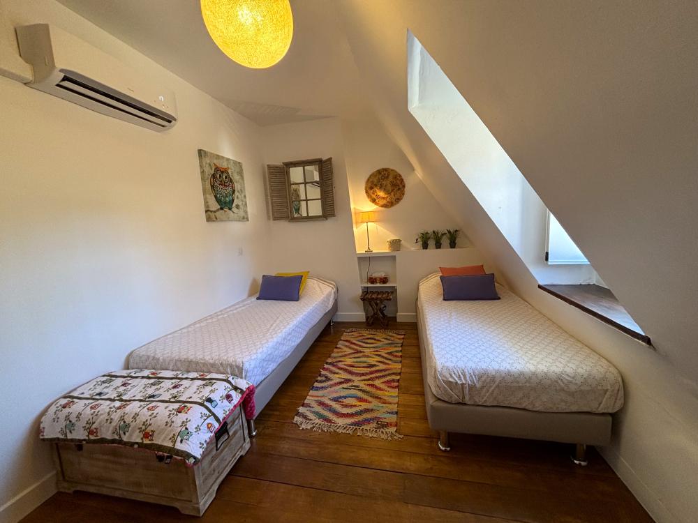 La première chambre avec 2 lits simples 