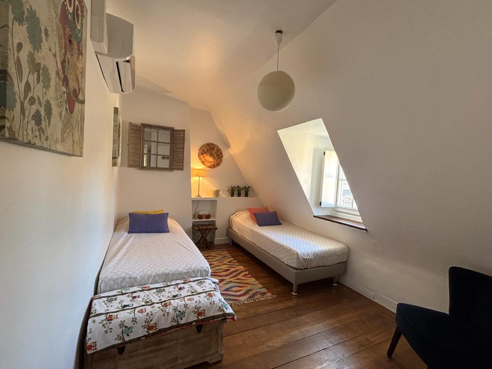 La première chambre avec 2 lits simples 