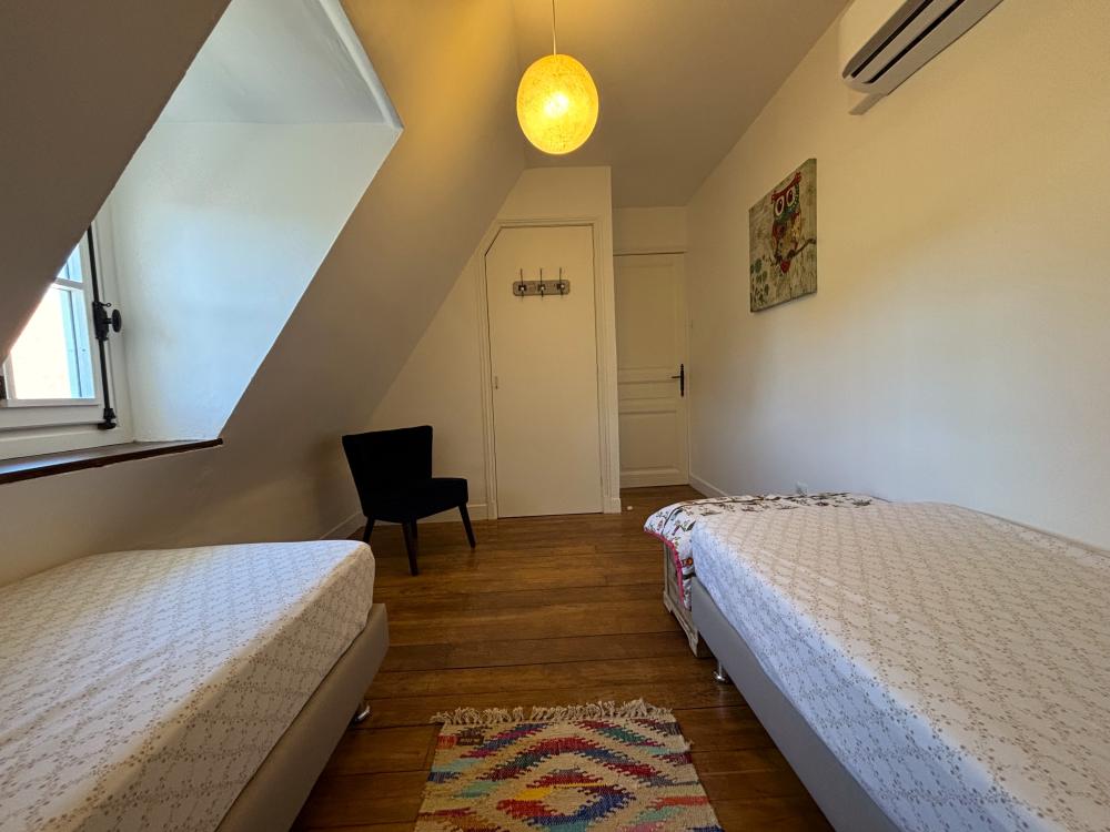 La première chambre avec 2 lits simples 