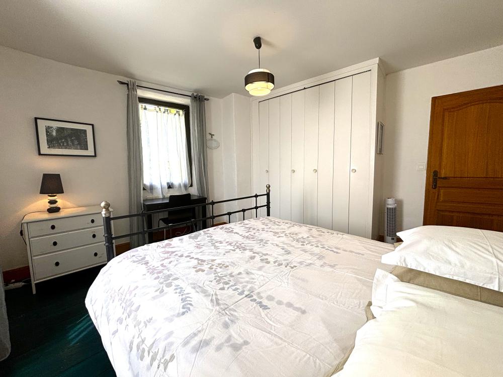 La spacieuse chambre principale au 1er étage