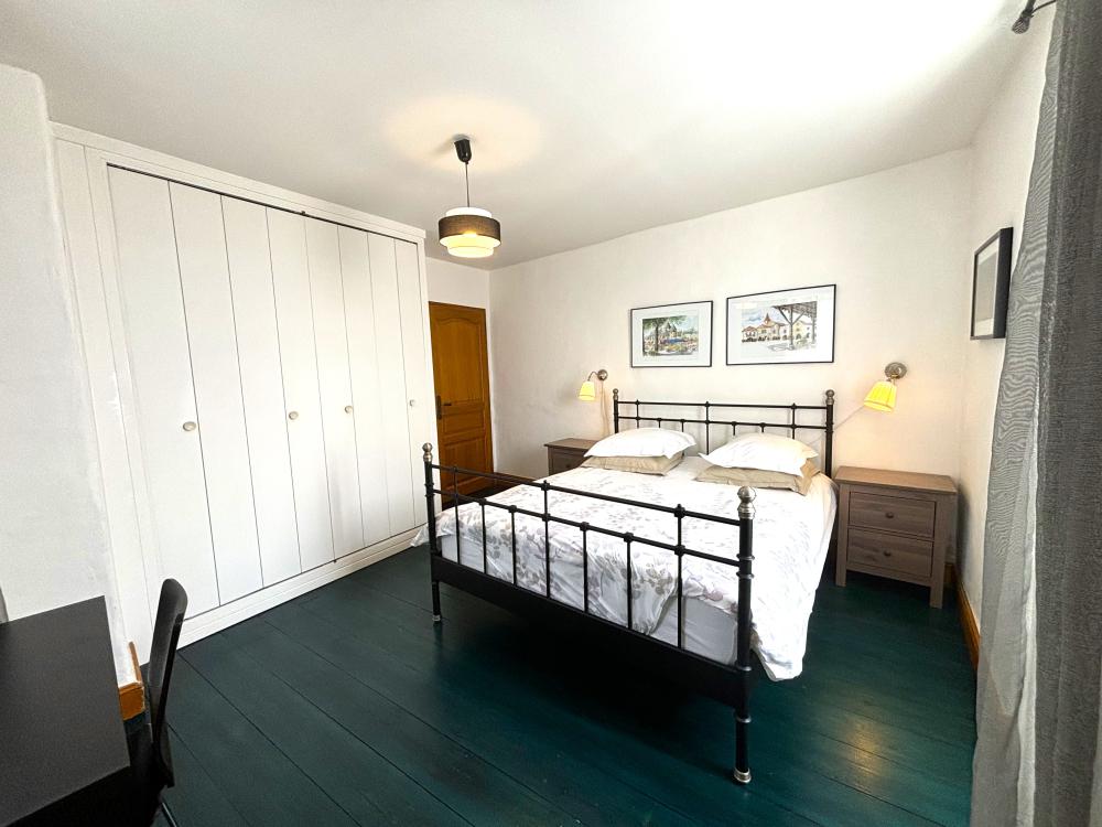 La spacieuse chambre principale au 1er étage