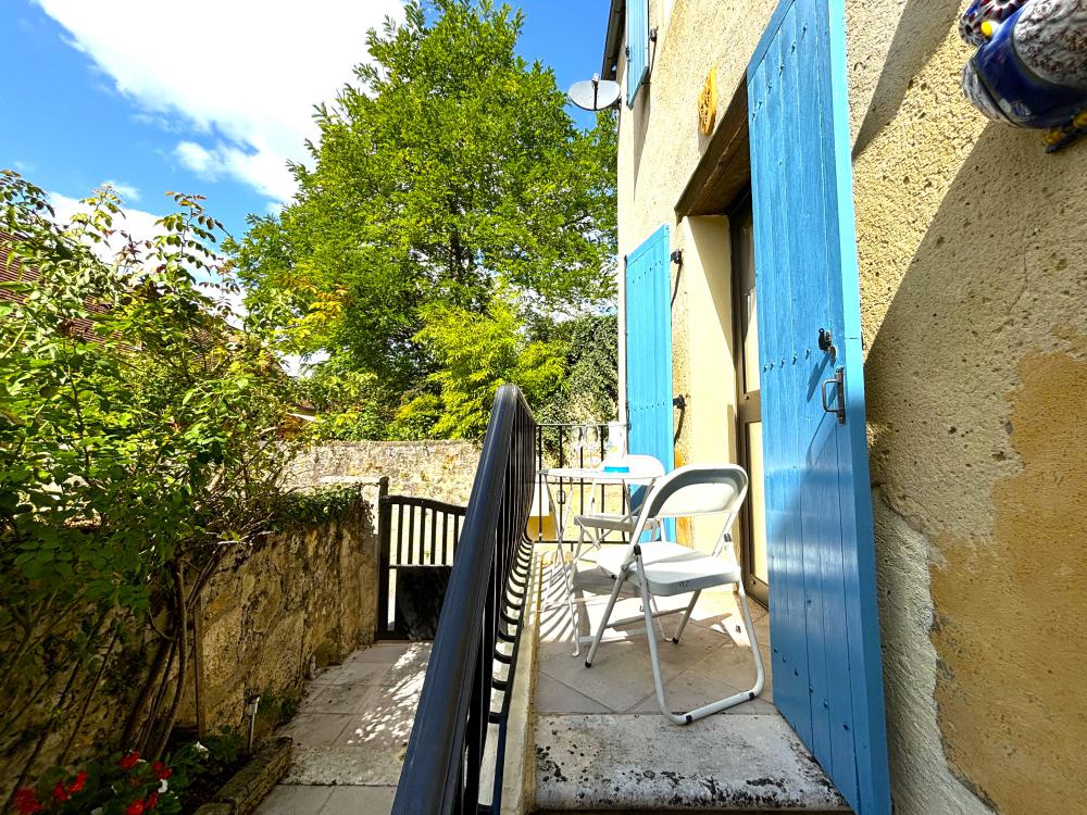 Elle dispose d'un joli petit balcon