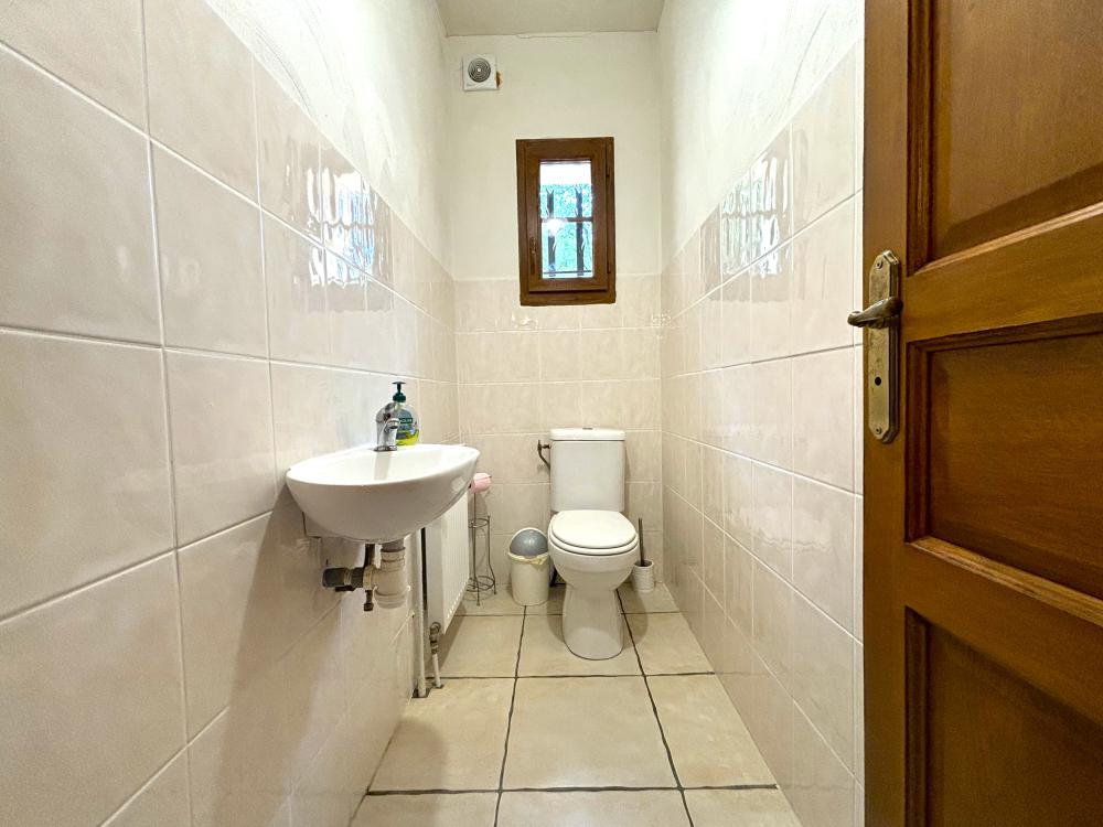 Les toilettes séparées au RDC 