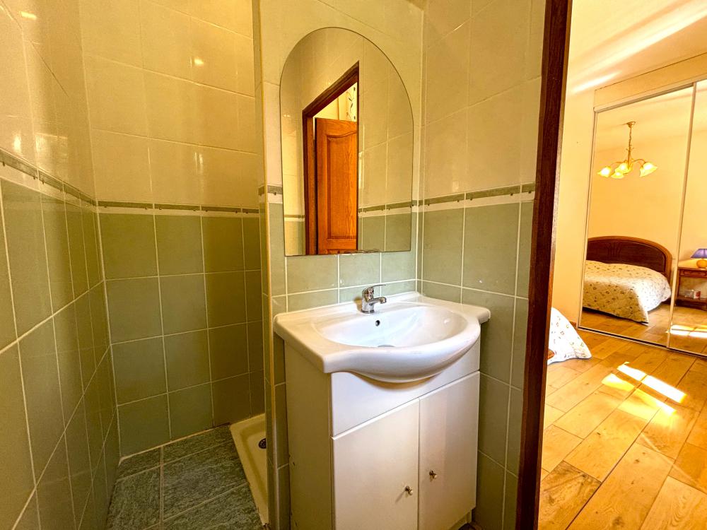 Elle bénéfice de sa propre salle d'eau  ensuite 