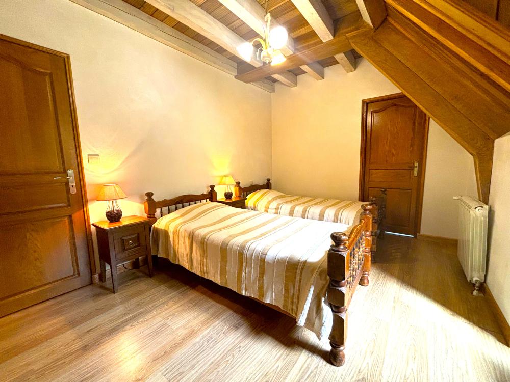 La sixième chambre avec deux lits simples à l'étage 