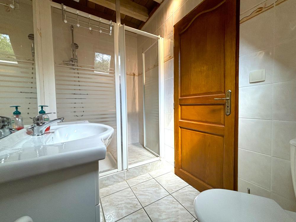 et sa salle d'eau ensuite 
