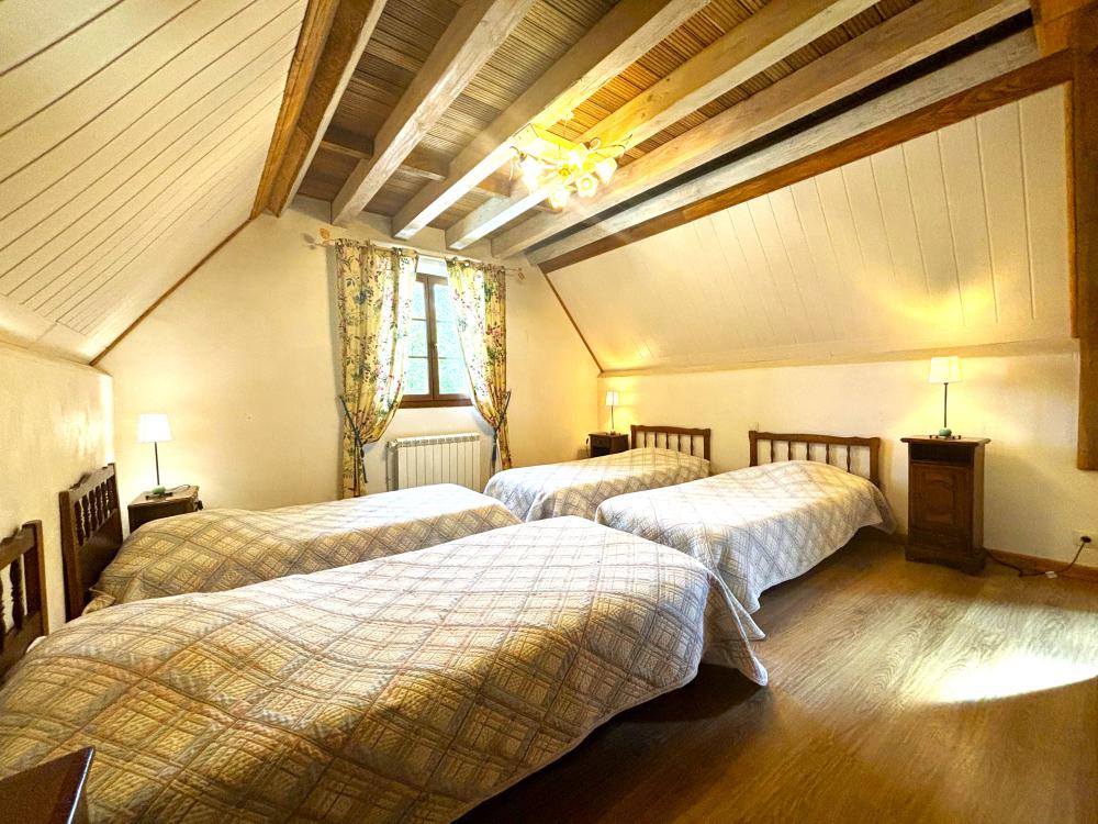 La chambre dortoir avec 4 lits simples 