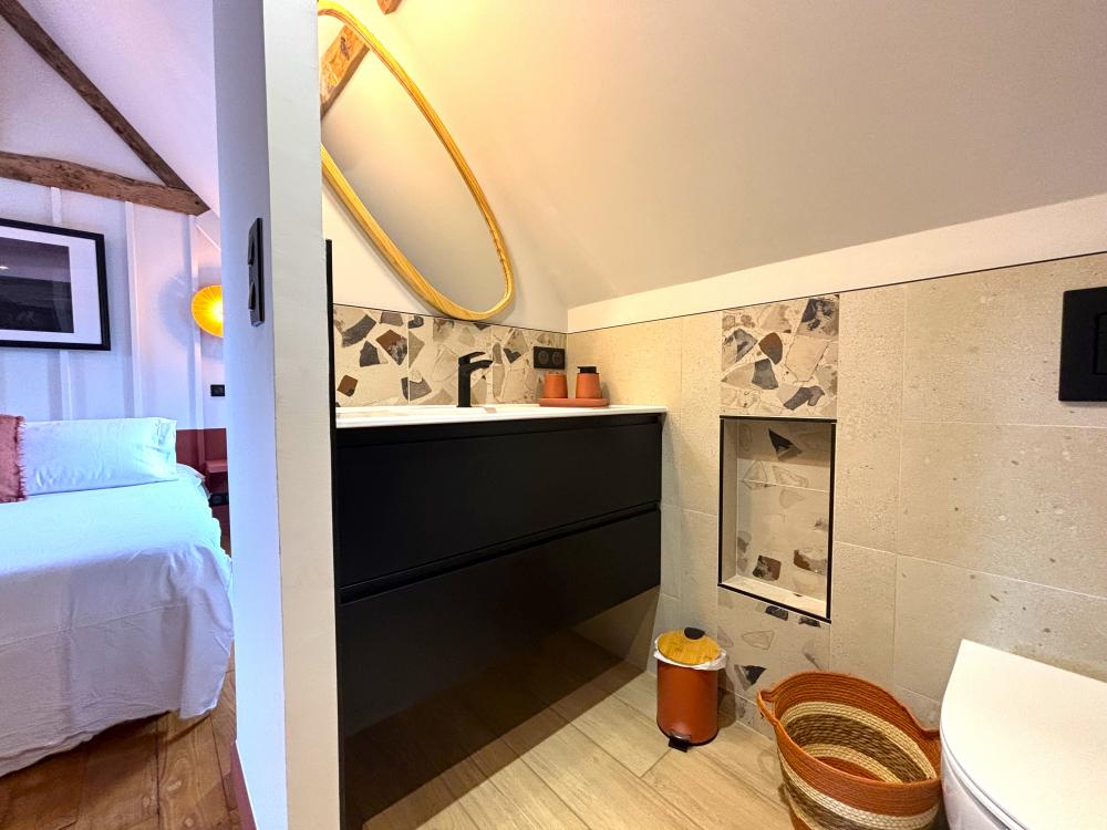 elle bénéficie d'une salle d'eau privée avec douche et toilettes 