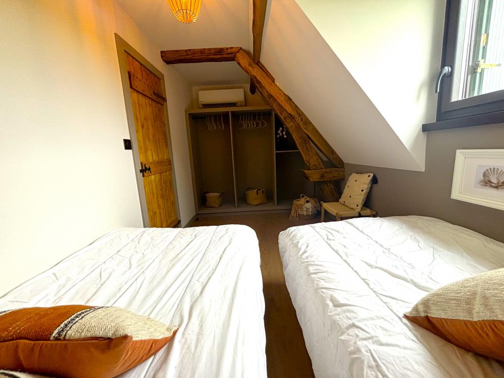 la chambre avec deux lits simples 