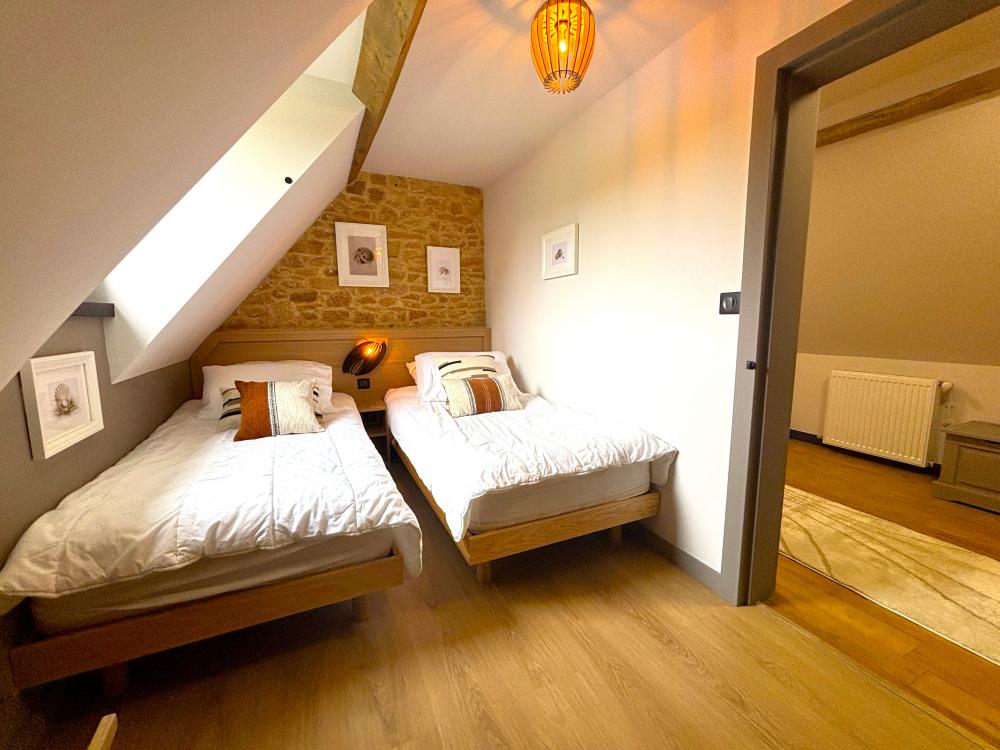 la chambre avec deux lits simples 