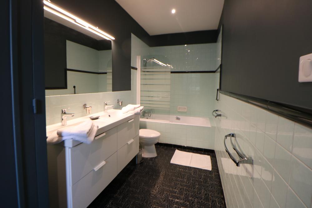et sa salle de bain 