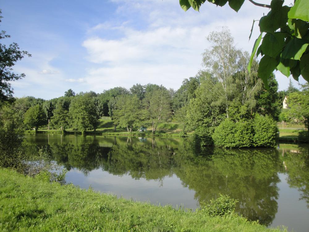 Le plan d'eau dans le village avec restaurant