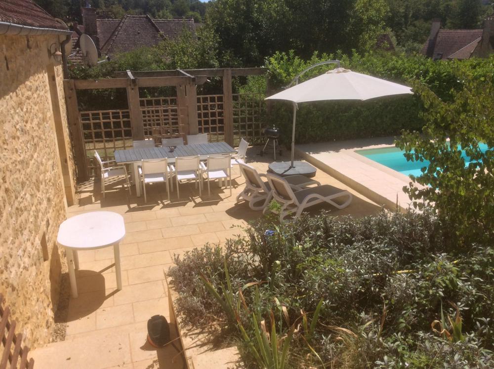 La terrasse devant la cuisine d'été