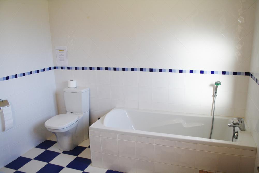 La salle de bain attenante