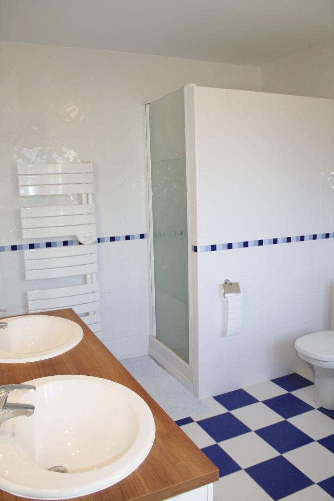avec baignoire et douche