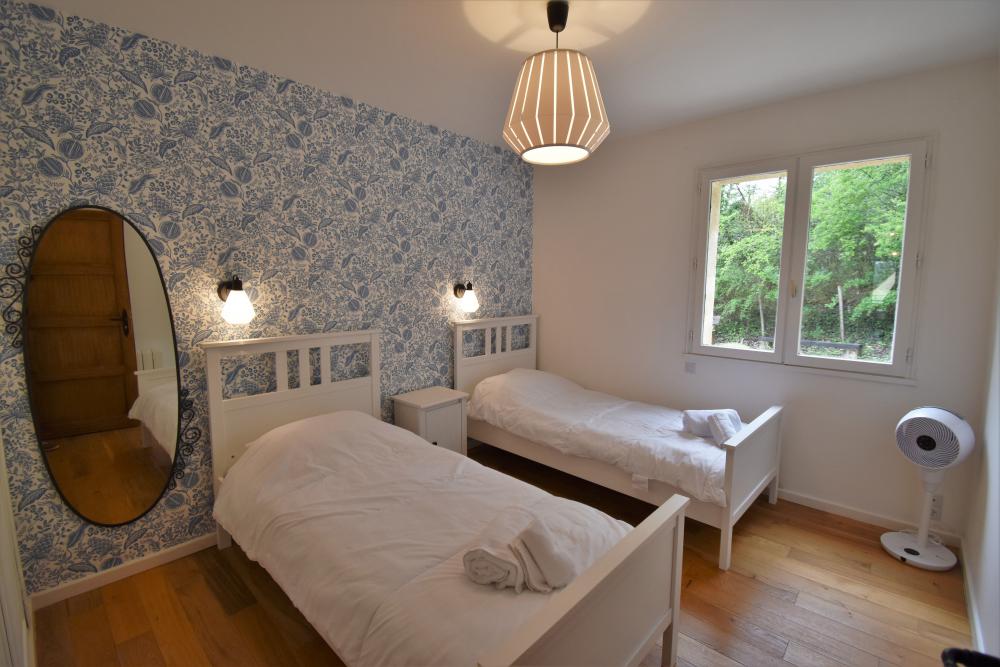 Une chambre avec deux lits simples