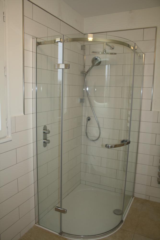 avec cabine de douche