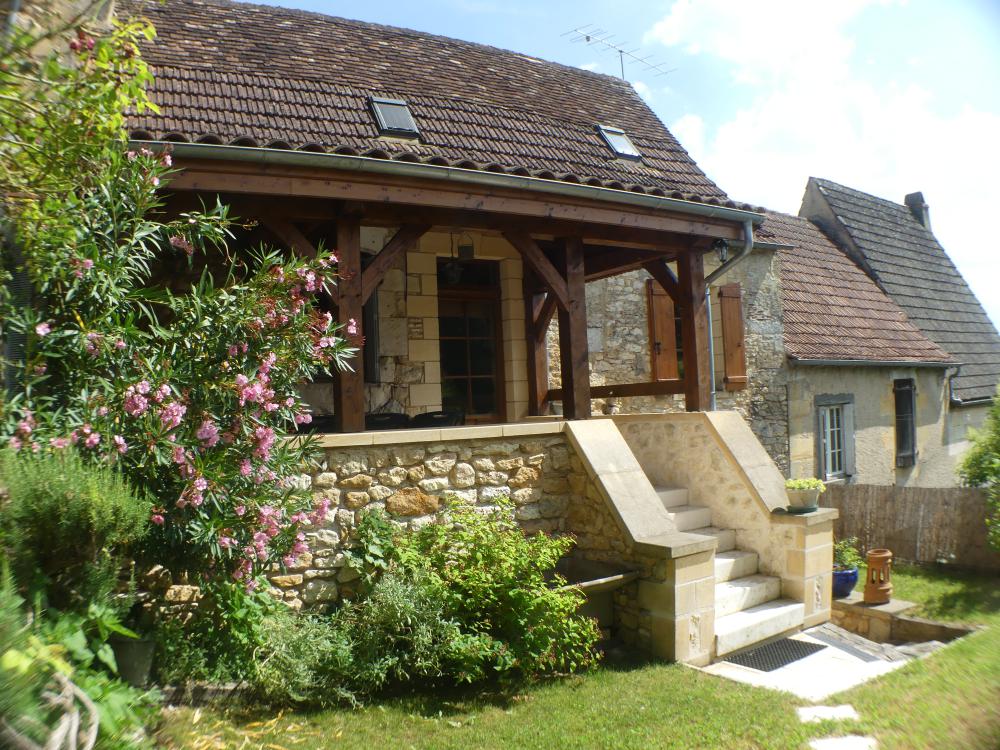 la maison beneficie d'une grande terrasse et adorable jardinet 