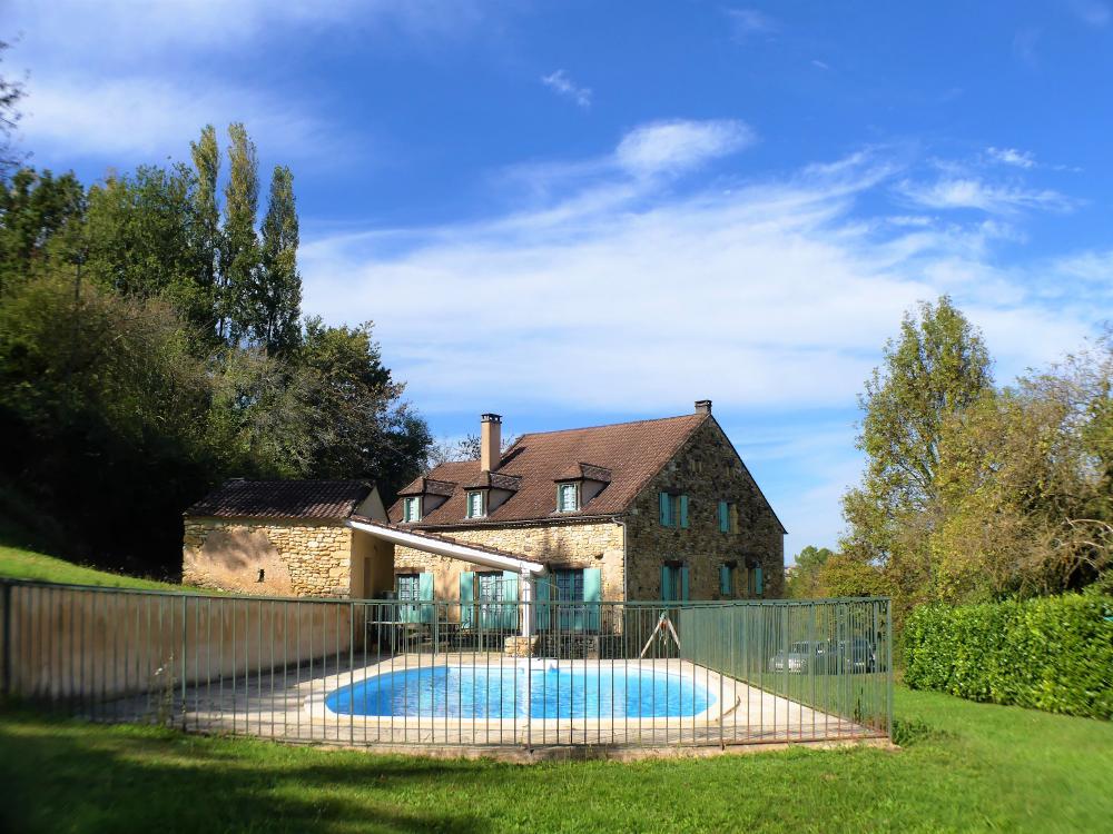 La maison vue depuis la piscine 