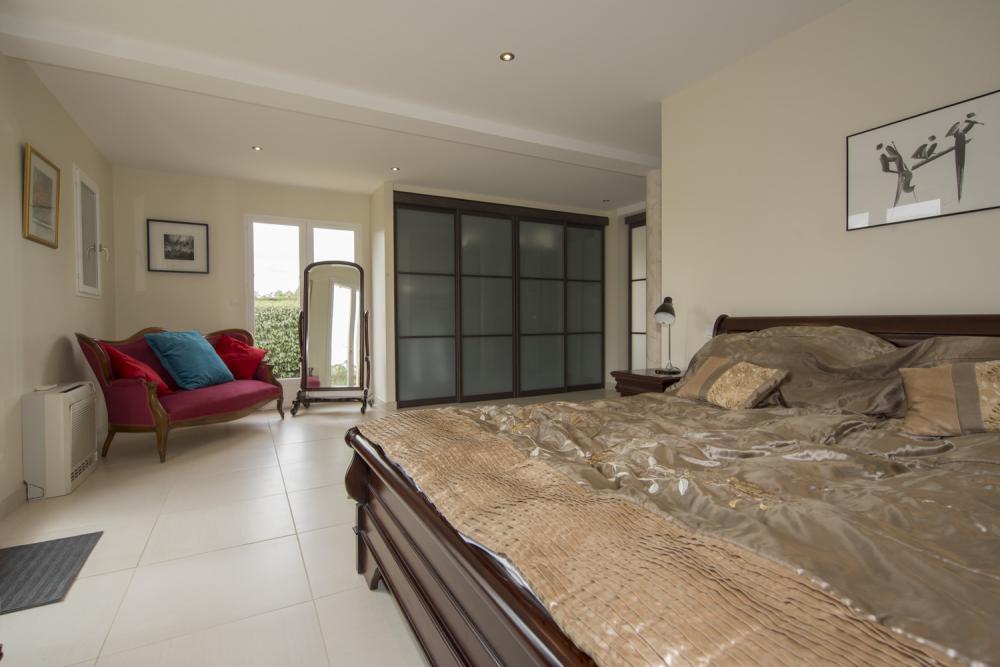 La chambre principale au rez de chaussée