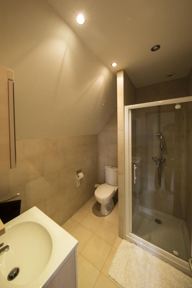 avec salle d'eau attenante et privée