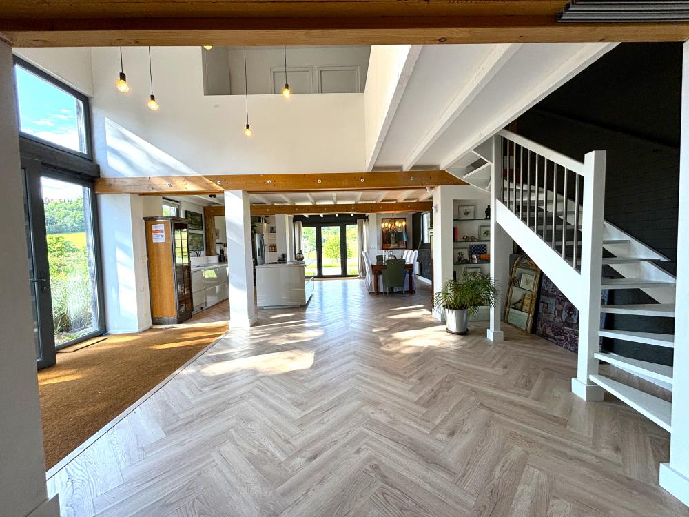 La splendide pièce à vivre dans son esprit loft