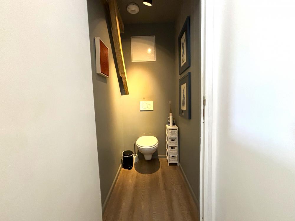 les toilettes à l'étage 