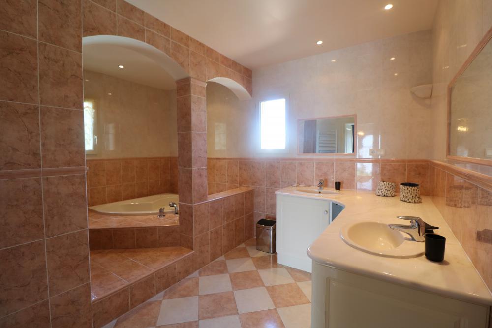 sa spacieuse salle de bain privée avec baignoire et douche 