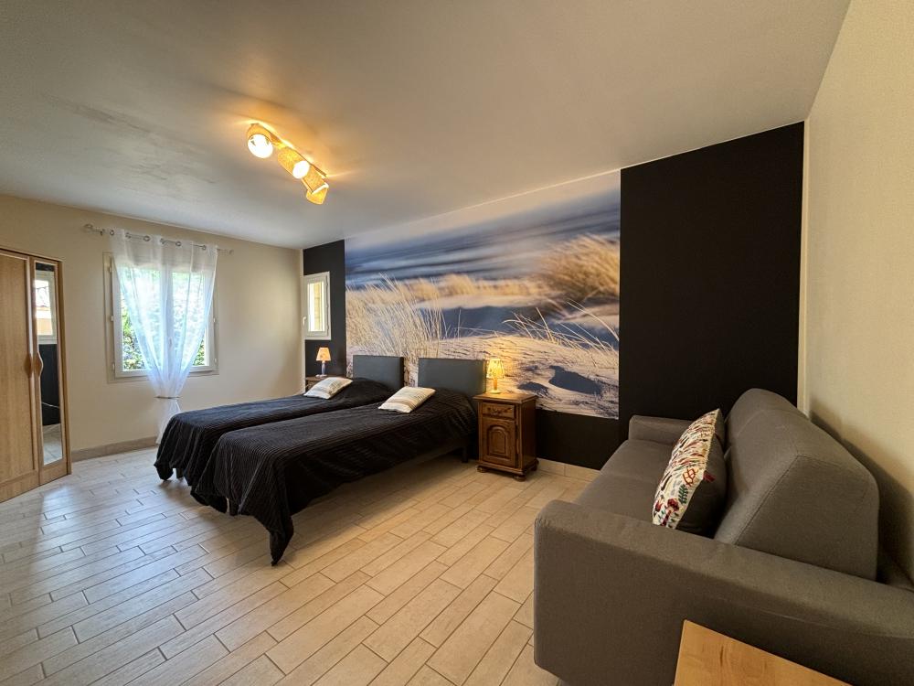 la quatrième chambre offre deux couchages simples et un canapé 
