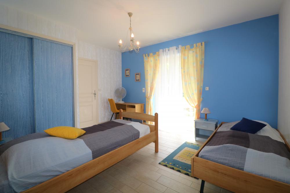 la troisième chambre avec deux lits simples 