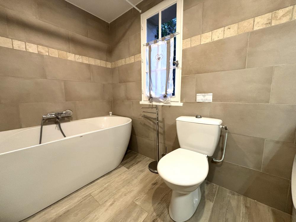 la salle de bain attenante 