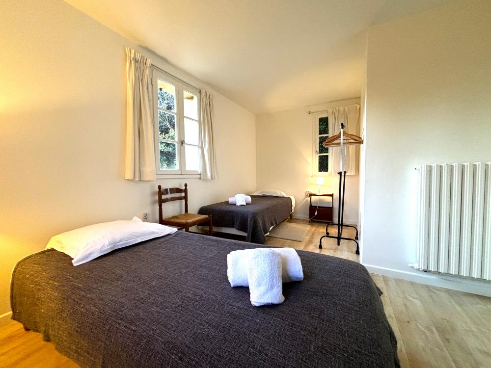 la chambre en RDV avec deux lits simples 