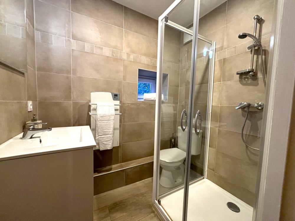 et sa salle d'eau ensuite 
