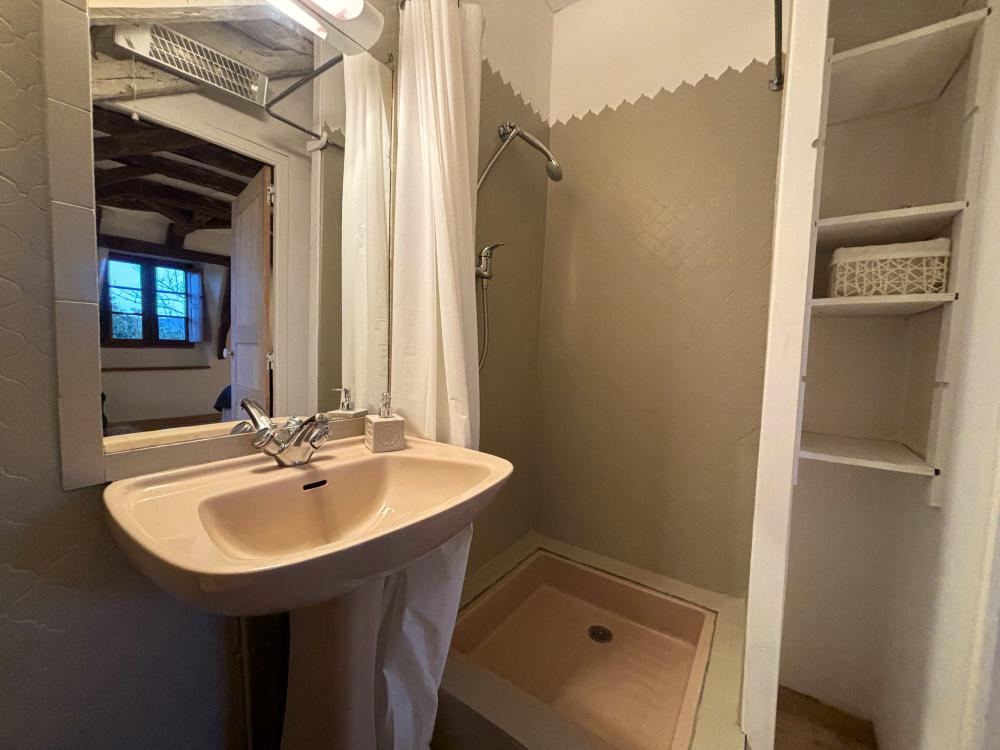 elle dispose également d'une salle d'eau ensuite